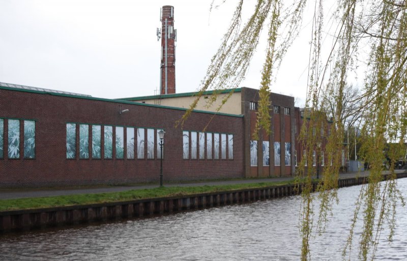 De Hempflax-fabriek staat vlak bij het Pekelderdiep.
