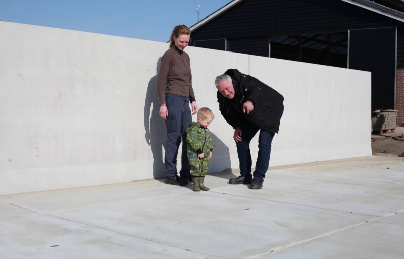 Melkveehouder Janita Beukhof-Schimmel en Cor Molenaar van Bosch Beton bekijken de nieuwe sleufsilo.