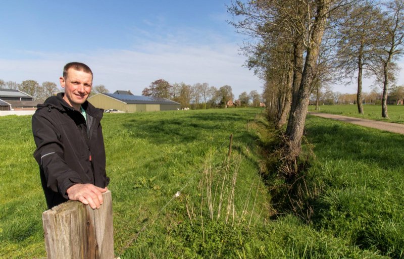 Melkveehouder Niels de Boer krijgt een afvalwater- en rioolpersleiding onder zijn land door.