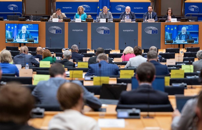 Eurocommissaris Frans Timmermans overlegt met de AGRI-commissie in het Europees Parlement.