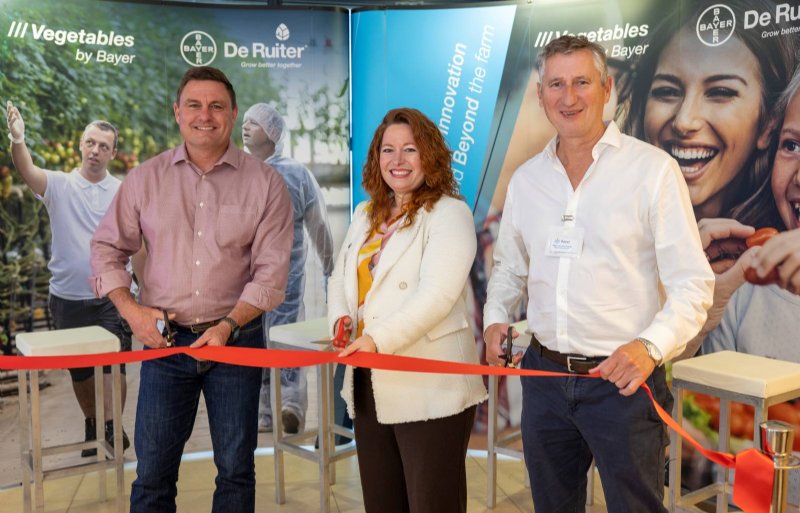 R&D-managers Johannes Rossouw, Laura Grapes en Wim van der Schaft van Bayer verrichten de officiële opening van de quarantainekas in Wageningen.