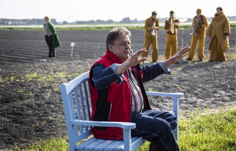 Met de kaarsrechte aardappelruggen achter hem, vertelt acteur Rogier Schippers als boer trots over zijn land.