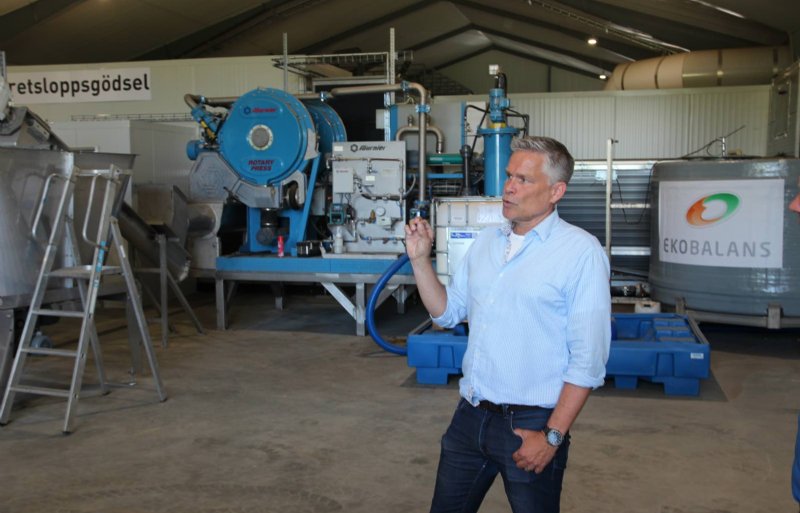Nicklas Froborg (l) van Ekobalans Fenix laat de installatie zien waar de herwonnen mestkorrels worden geproduceerd. De machine is gekoppeld aan de biogas-vergister van boer Rudolf Tornerhjelm (r).