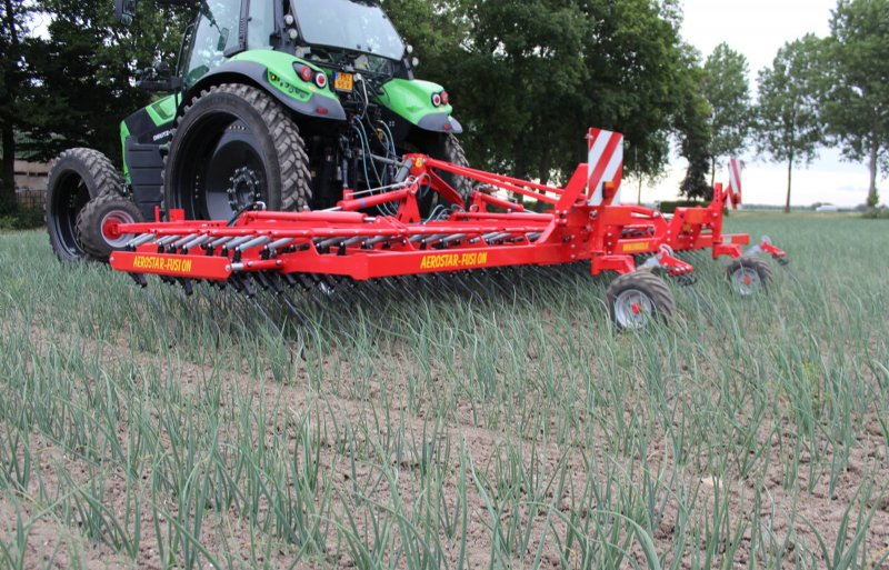 Droogte zorgt voor korstvorming op de onbeteelde grond tussen de plant en gewasrijen. Wiedeggen zijn bij uitstek geschikt om die dunne korst te breken.