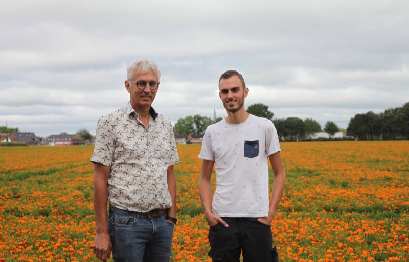 Vader Herman en zoon Harm Hendriks, uientelers in Oploo.