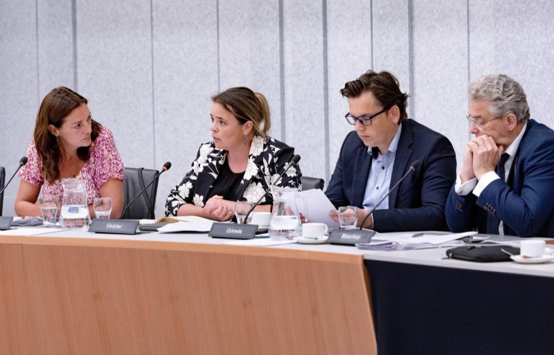 De Kamerleden Sandra Beckerman (SP), Eline Vedder (CDA), Pieter Grinwis (ChristenUnie) en Roelof Bisschop (SGP) tijdens het commissiedebat.