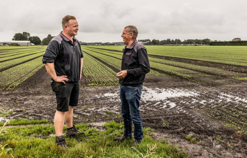 Niels en Gerard Broersen op een perceel pal naast het bedrijf, grond die ze al sinds de ruilverkaveling bewerken.
