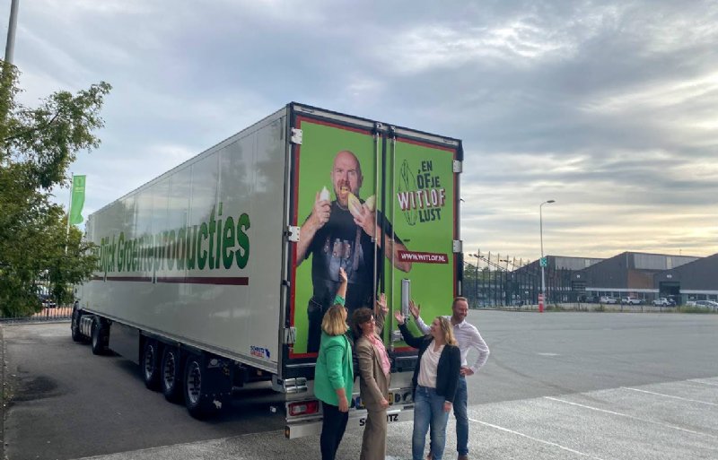 De slogan 'En óf je witlof lust' is te zien op de achterkant van vier vrachtwagens die door Nederland rijden.