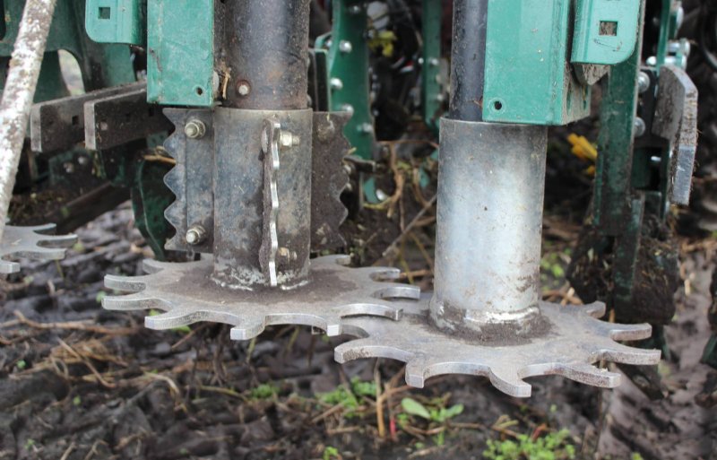 De schijven van de Crown Crusher draaien op verschillende snelheden en breken het loof daardoor rafelig af.