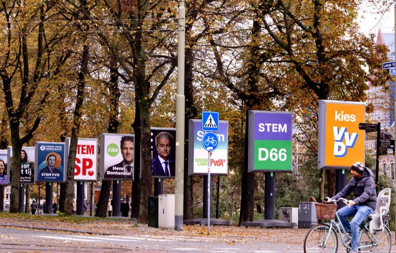 Verkiezingsborden langs de Hofvijver in Den Haag.