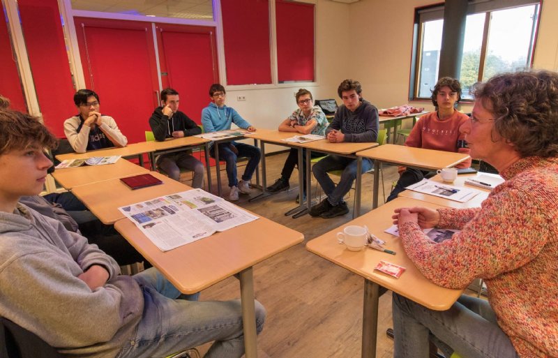 Akkerbouwer Marit van Boheemen in gesprek met leerlingen over bodemdaling.