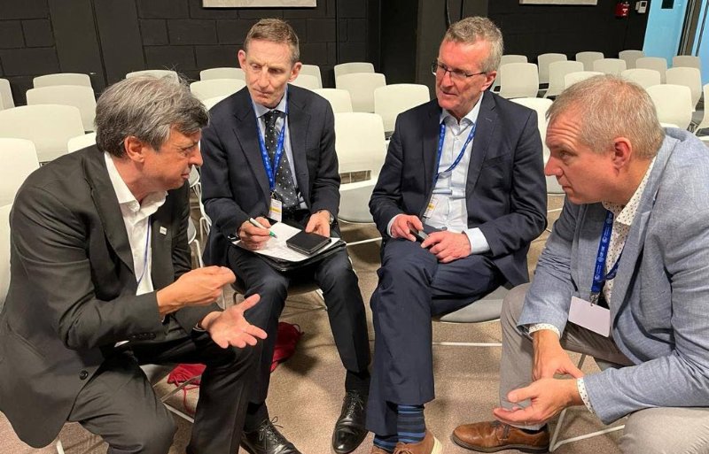 Edwin Michiels (rechts) van LTO Nederland in gesprek tijdens de klimaattop COP28 in Dubai.