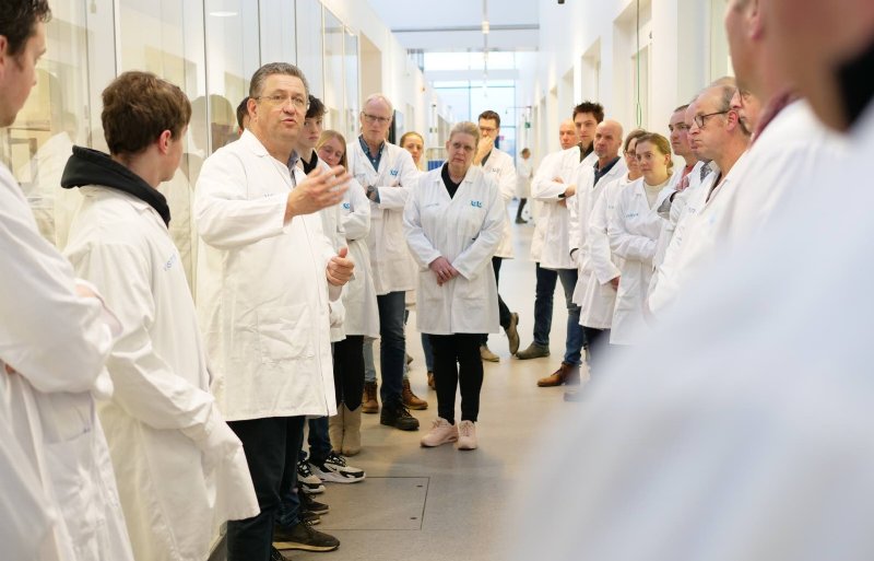 In de bezoekersgang gaf John Fundter uitleg over verschillende laboratoria.