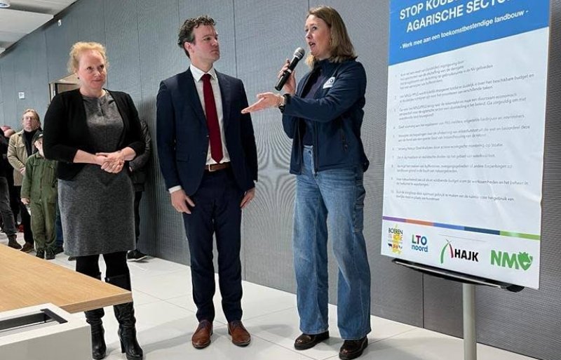 Marbel de Graaf van LTO Noord Noord-Holland presenteert het pamflet met eisen aan gedeputeerden Jelle Beemsterboer (BBB) en Rosan Kocken (GroenLinks).