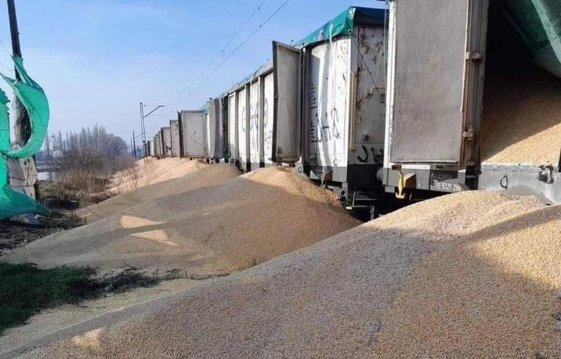 Treinwagons met graan opengebroken door Poolse boeren bij de grensovergang met Oekraïne.