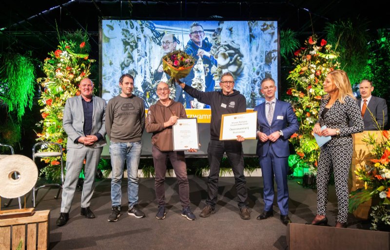 Het team van Oesterzwammerij wint de Themaprijs Circulair Ondernemen uit handen van Gido Oude Kotte (r) en André Kuipers.