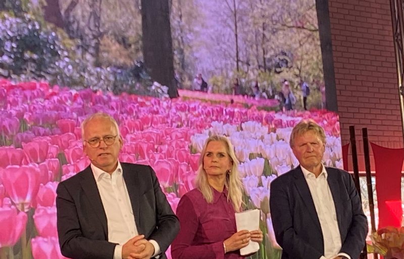 Demissionair landbouwminister Piet Adema en KAVB-voorzitter Jaap Bond reageren onder leiding van dagvoorzitter Esther de Snoo van Nieuwe Oogst op het reputatieonderzoek voor de bloembollensector.