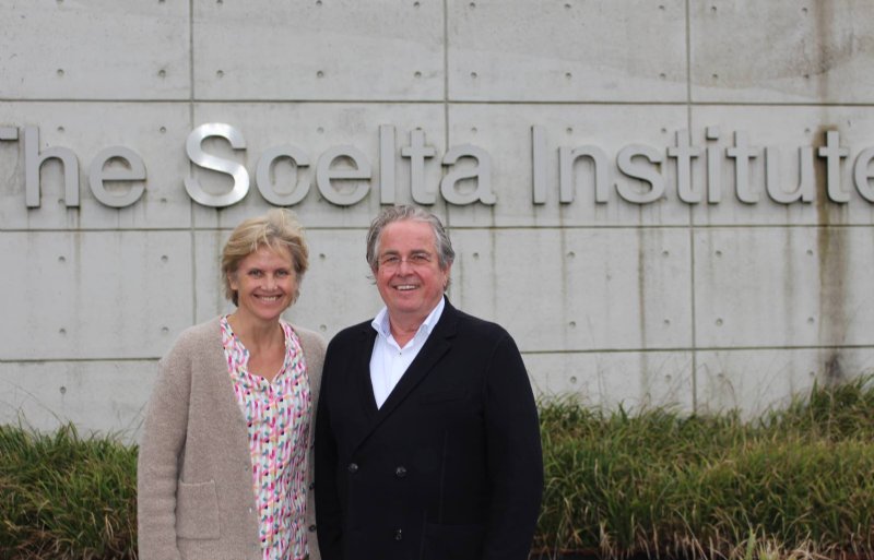 Ellen van den Heuvel (l) en Jan Klerken (r) voor het kantoor van The Scelta Institute in Venlo.