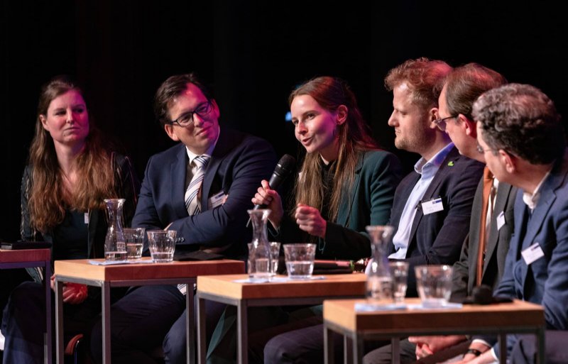 CDA-kandidaat Iris Bouwers (midden) tijdens het EU-verkiezingsdebat in het Haagse theater Diligentia.