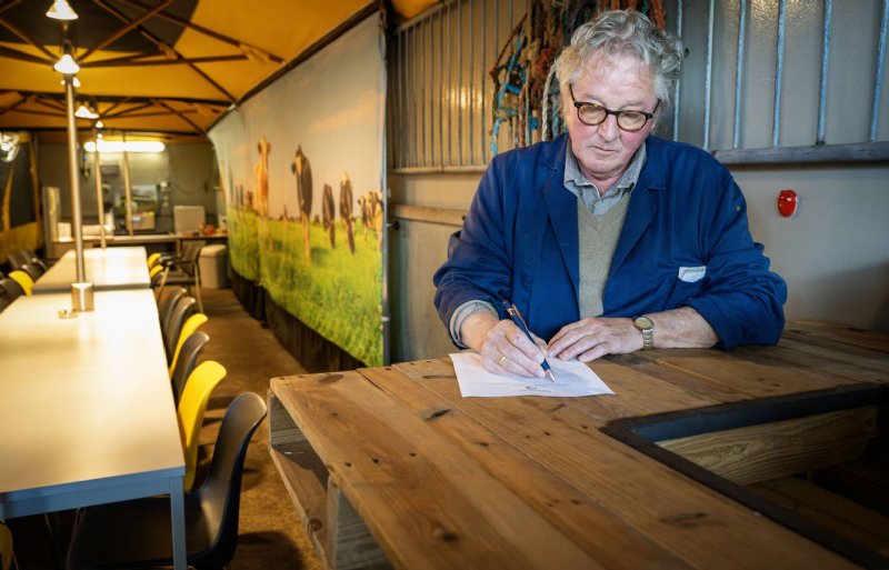 In het marktcafé vullen de deelnemers voor de start van de veemarkt het aantal dieren en hun levensnummer in.