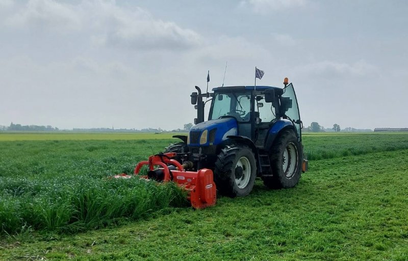 Roelof de Jong maait zijn vanggewas.