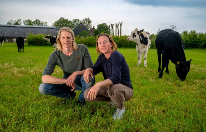 Jan en Johanneke Woudstra bij hun voedselhaag voor de pinken.