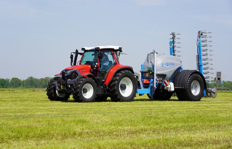 De tank van 3000 liter is grijs om te voorkomen dan UV-licht effect op de inhoud heeft.