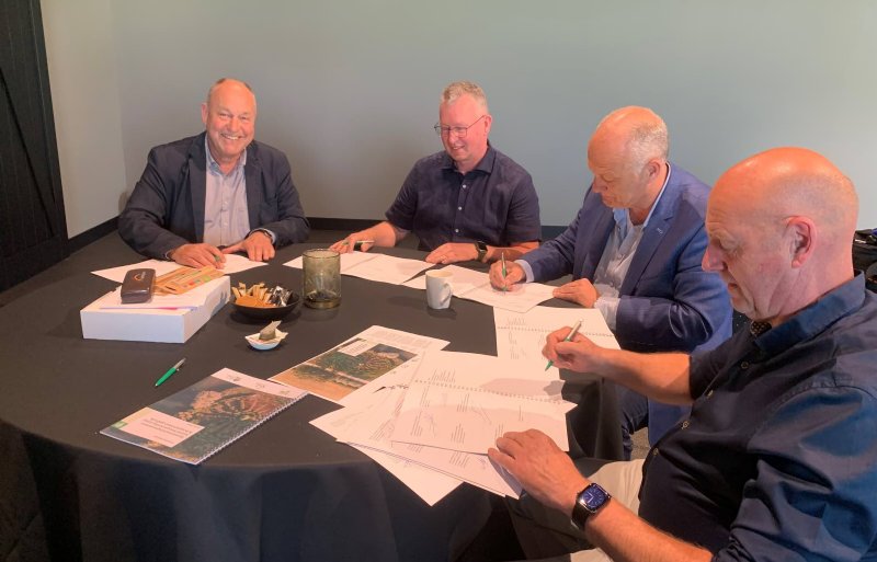 De overeenkomst is ondertekend door BoHeZa, LTO Cultuurgroep Bos- en Haagplantsoen, Treeport Zundert en Staatsbosbeheer.