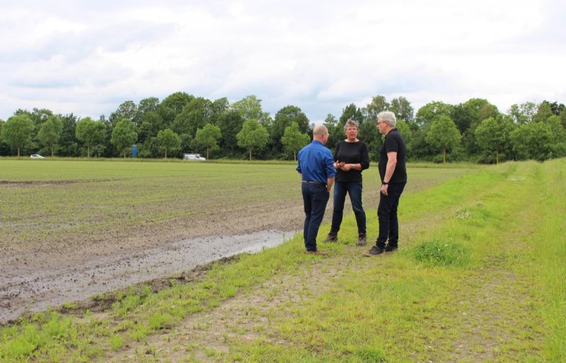Ger Koopmans en Tineke de Vries waren maandag op bezoek bij Taco Agro om de actuele situatie van de wateroverlast te bekijken.
