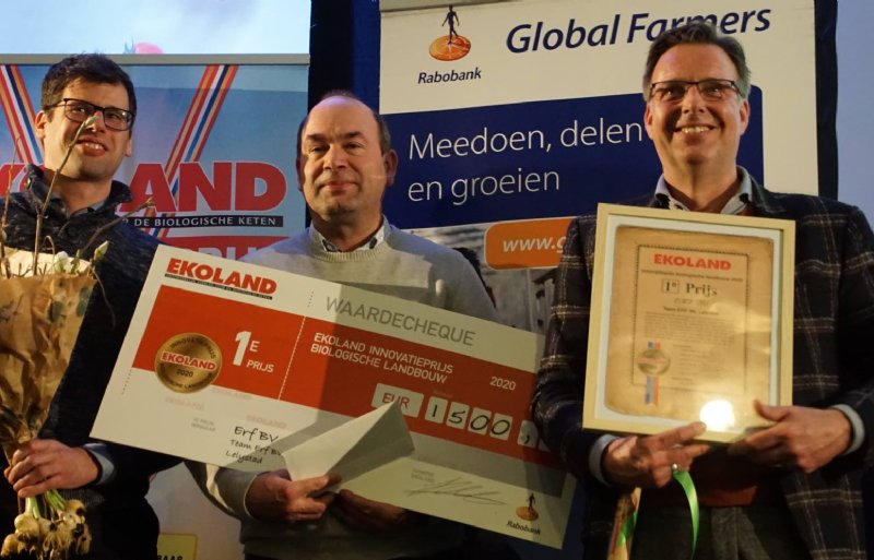 De Ekoland Innovatieprijs 2020 ging naar de strokenteeltproef. Rechts ERF-directeur Jaco Burgers.