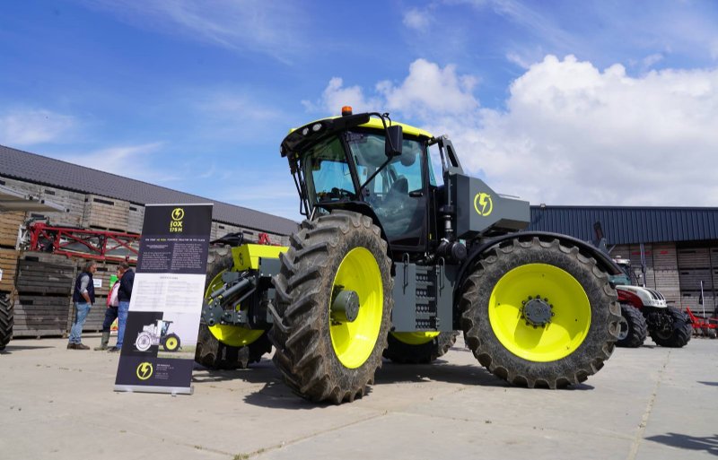 De EOX-trekker levert 175 pk aan de wielen en tilt achter een werktuig van 4,5 ton.