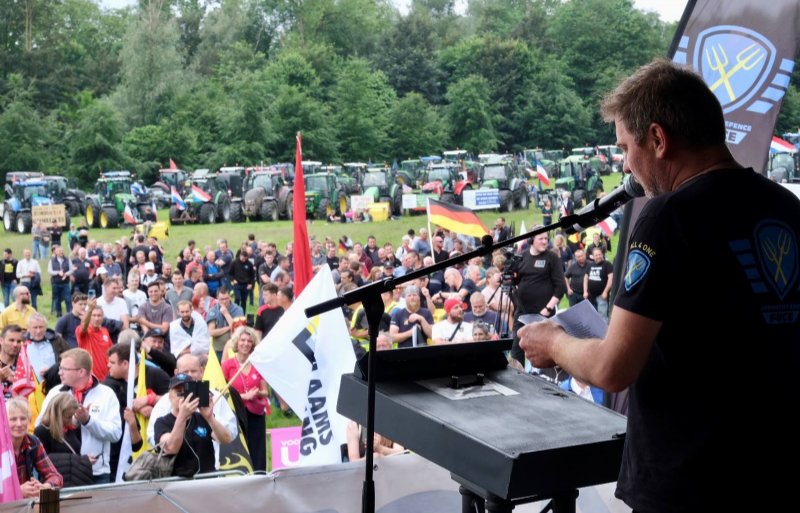 Marc van den Oever (FDF) spreekt de demonstranten toe in het Atomiumpark in Brussel.