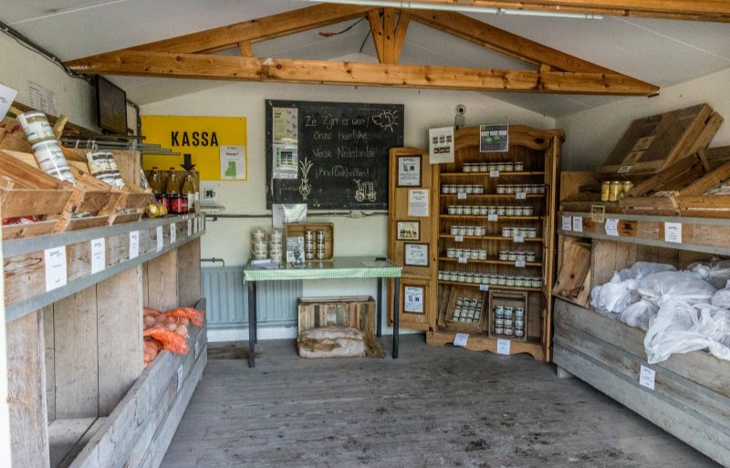 De boerderijwinkel is voor Biesheuvel ook een vorm van productpromotie.