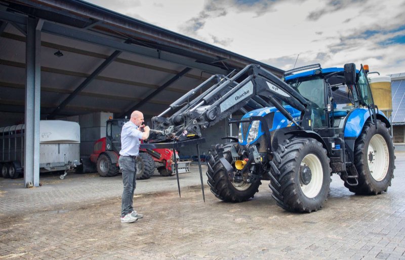 Erik Back heeft een modern bedrijf. Zijn 83-jarige vader molk en zaaide nog met de hand.