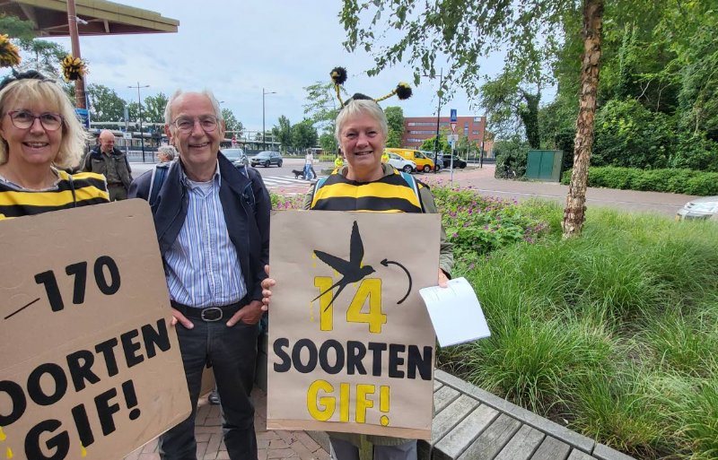 André Elbert en Kitty Terwisscha uit Peize bij een demonstratie tegen bollengif