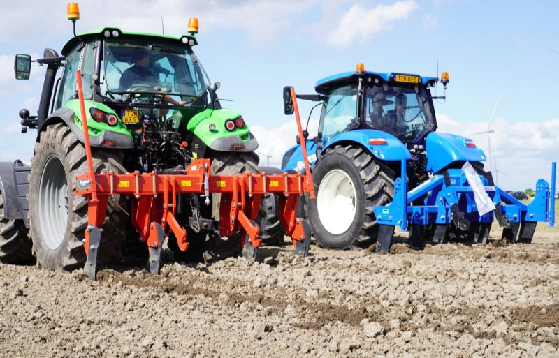 Links in rood: Kverneland CLI-voorzetwoeler, rechts in blauw: New Holland Paragrubber-voorzetwoeler