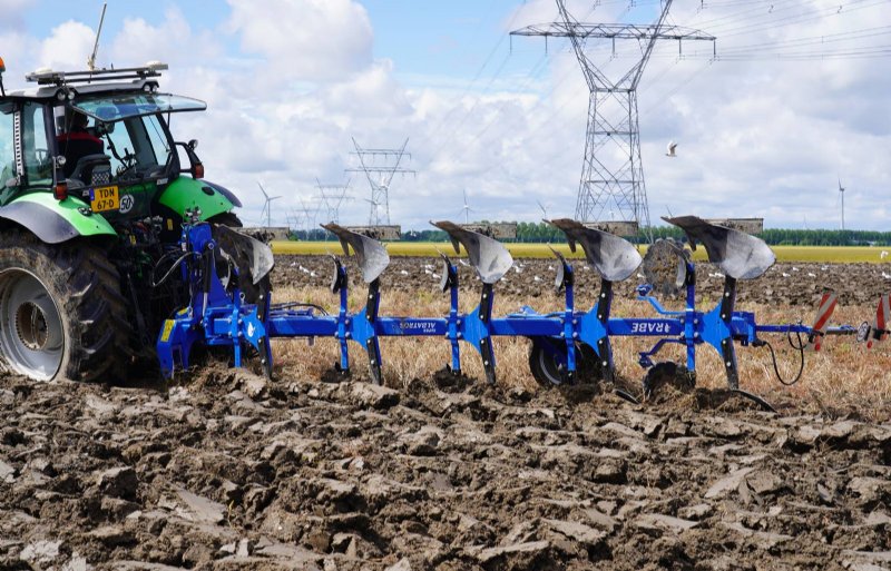 Naast de Vaderstad machines wil importeur Homburg ook een ploeg en rotorkopeg aan kunnen bieden aan zijn klanten.