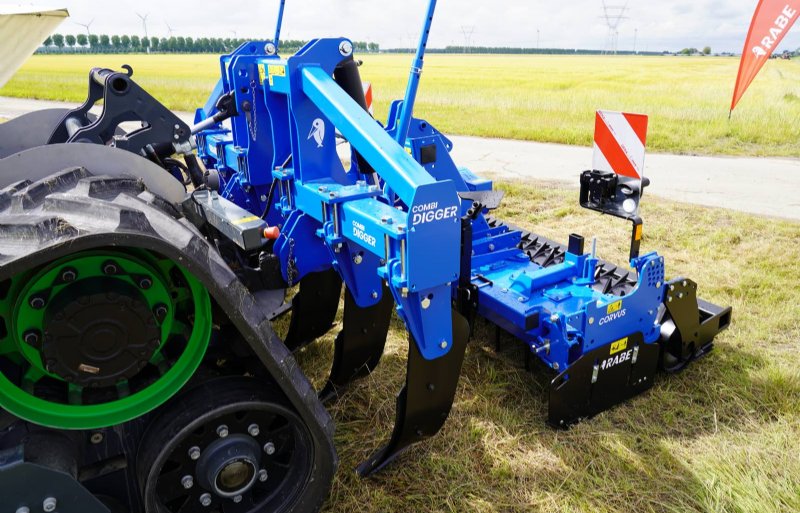 De 3 meter brede Rabe-kopeg is uit te voeren met een voorzetwoeler. De fabriek maakt kopeggen tot 8 meter breed.