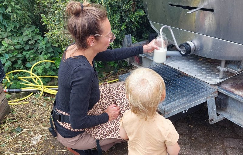 Klanten kunnen zelf een flesje melk tappen uit de tank.