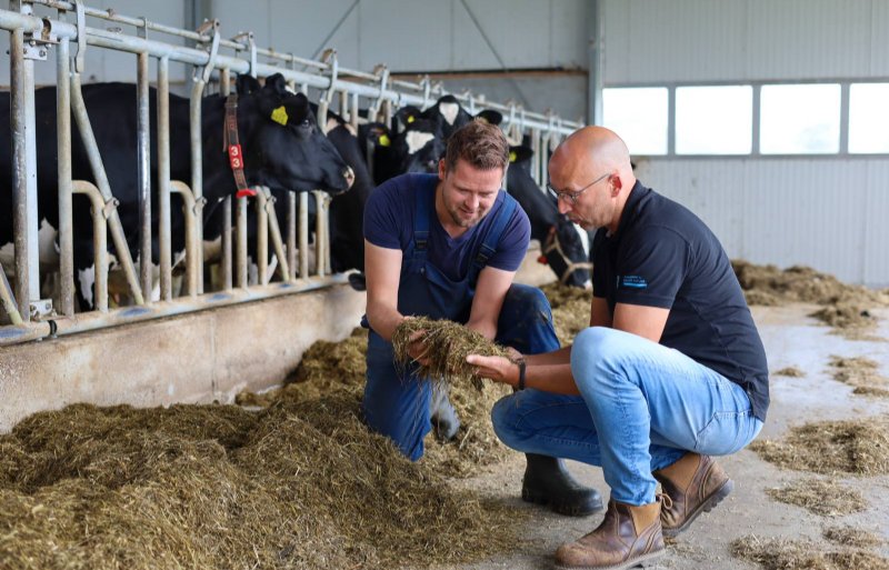 Melkveehouder Wietze-Jan Grijpma uit Warfstermolen en accountmanager Douwe Bijlsma van Bosch Beton.