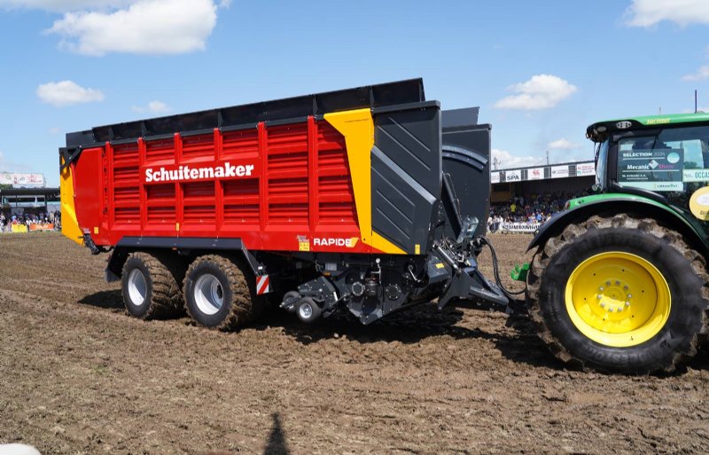 Schuitemaker bouwt ook een opraapwagen met beweegbare voorwand om meer gras te kunnen laden en de vracht makkelijker te kunnen lossen.