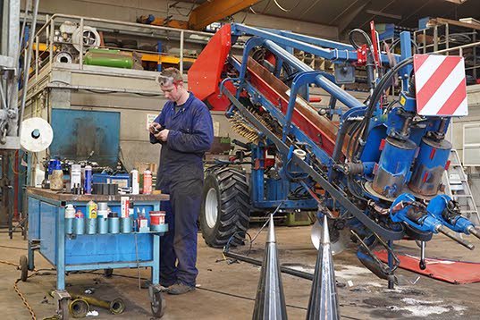 'Bijna elke nieuwe machine gaat eerst naar de werkplaats om 'm naar onze wensen aan te passen', zegt Joop Hermans. Vrijwel alle machines op het bedrijf zijn in meer of mindere mate op maat gemaakt.