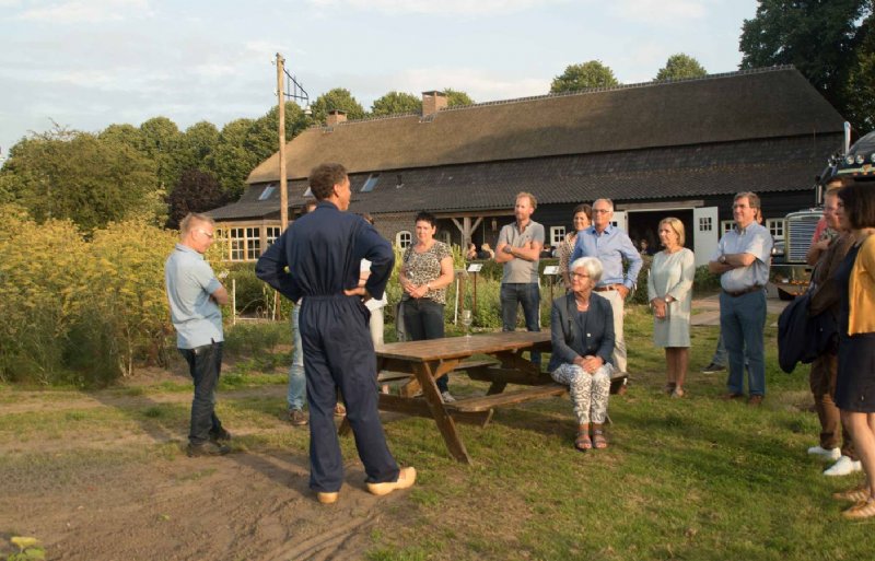 Henk Kerkers geeft een rondleiding op zijn inspiratieboerderij Bijzonder Brabants.