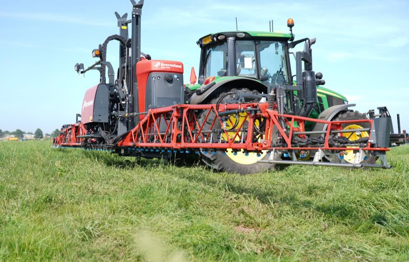 Deze demospuit met het Skai-systeem erop heeft een 15 meter brede spuitboom met vijf camera's.