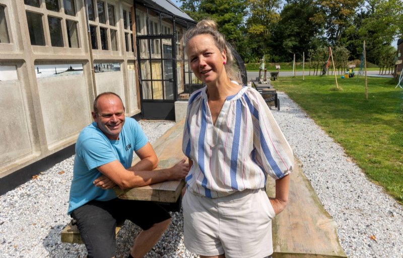 Heidi Vereecken en Sybrand van Beekhuizen van recreatieboerderij Zuiderkrib in Kraggenburg.