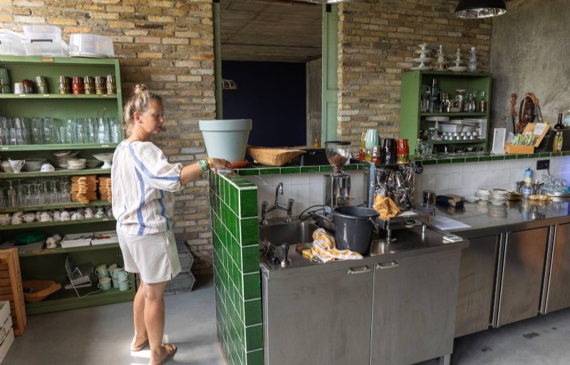 Heidi Vereecken in de ruime gastenkeuken in een deel van de authentieke schokbetonnen domeinschuur.