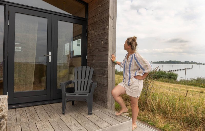 Boven op de dijk van het Zwartemeer staat sinds kort een tiny house voor rustzoekers.