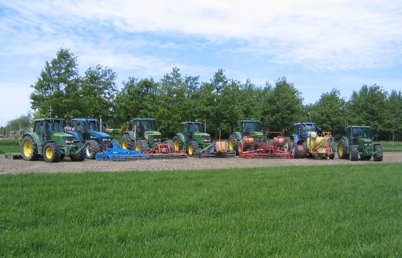 Trekkers en machines uitgerust met RTK-gps van de veertien deelnemers aan Wieringermeer Precies tijdens een demonstratie.
