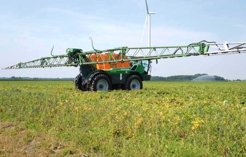 De spuitbomen van 24 tot 48 meter breed zijn, net als de gehele zelfrijder, gebouwd door Amazone zelf.