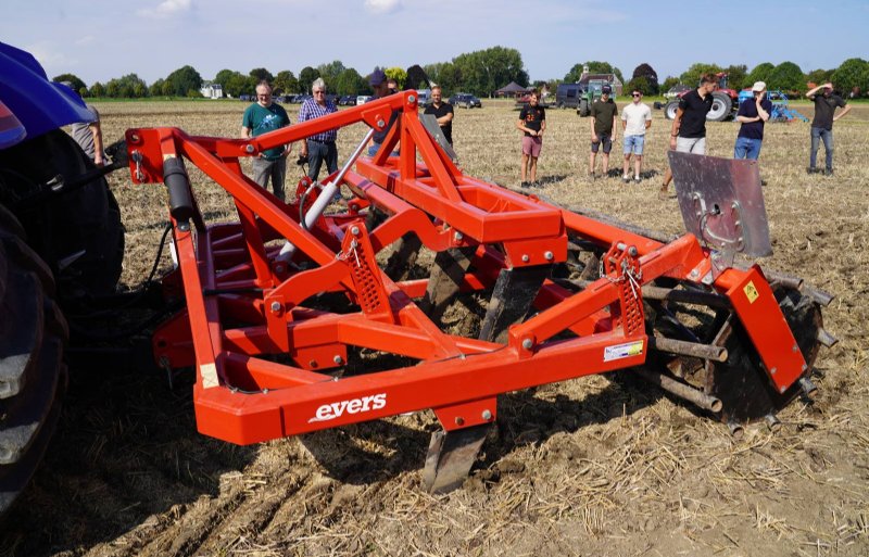 Met een verstelbaar subframe zijn afhankelijk van de slib via isobus extra tanden in en uit te schakelen.